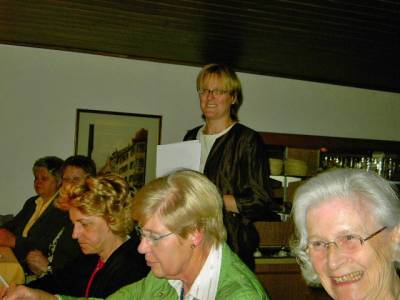 Frau v.Lehmann-Hoffmann leitet die Sitzung ein.