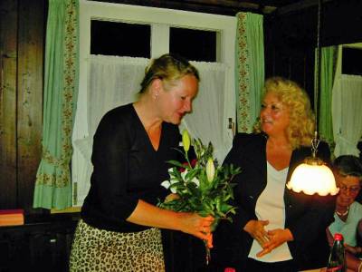 ...und dankt der Bezirksvorsitzenden Birgit Veith fr  ihr Kommen und die bernahme der Wahlleitung. 