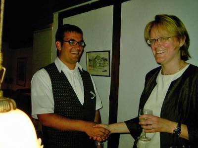 Der Ober ist von der ehemaligen Vorsitzenden begeistert und verabschiedet sich von ihr.