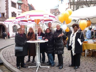 Der Kreisvorsitzende der CDU Freiburg Klaus Schle schaute auch vorbei und durfte Hahn im Korb spielen.