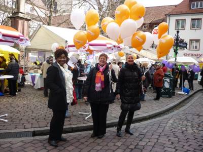 Auch der Stadtrtin und Helen Weber Preistrgerin Dr.Sylvie Nantcha, Andrea Schabadke vom Kreisverband Breisgau Hochschwarzwald und der FU Vorsitzenden Birgit Veith machte die Aktion viel Freude. Zumal die FU viel Zuspruch bekam und viele begeistert mit ihren Luftballons davon zogen.