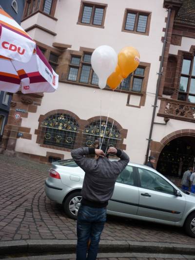 Aber nicht nur die Kinder.
Er wollte unbdingt drei Luftballon und lief freudig mit ihnen umher.
